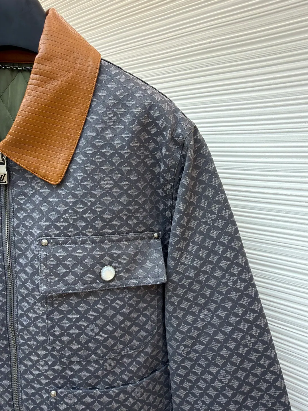 LOUIS VUITTON Nigo co-branded ribbed belted work jacket ●Original version: purchased and developed by 31009 ●Item number: 1681206-C00 ●Fabric: ribbed fabric ●Technology: jacquard production ●Color: gray ●Version: fitted version ●Weight: about 930 grams ●Size: S-M-L-XL ●Description: Based on the Dandy Monogram from the 2025 autumn and winter show Jacquard creates voluminous texture. The leather patch is the finishing touch and one of the studded patch pockets, and the quilted lining makes it a chic choice that spans all seasons. Can be paired with the same style for a casual look. The overall wiring is straight and delicate, the fabric is comfortable and soft, and the color is consistent without color difference. It can be matched with the same style to create a fashionable look and control various occasions. Customized accessories, complete with three standards, same style for men and women!